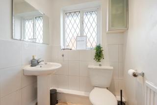 Cosy Home With Parking - Manchester - 2