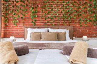 Seaside Escape 3 Bedrooms with Grand Terrace - Durazzo - 2