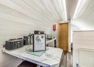Peacock Lake Glamping - East Bridgford - 5