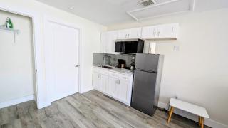 Sunny Retreat Unit 3 Studio - Clearwater Beach - 8