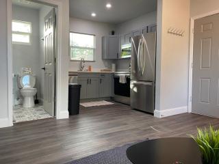 Serenity Bungalow Near Armature Works & Riverwalk - 3