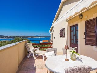 Holiday Home on Beach with Waterfront Views - 8