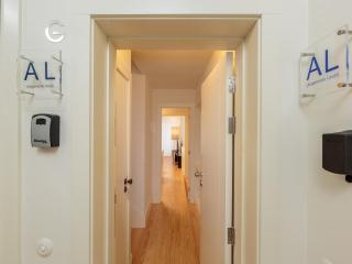 Cozy Getaway in Porto with Balcony - Porto - 2