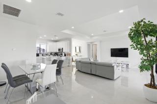 Beautiful Home with Canal Views - Cape Coral - 7