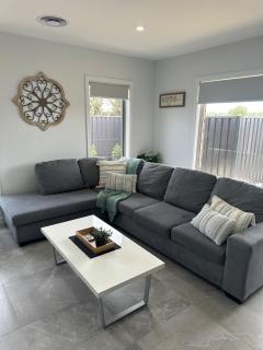 Lbarza Convenient Exec 2BR Townhouse close to shopping centre Kialla - 5