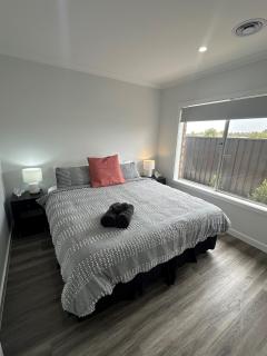 Lbarza Convenient Exec 2BR Townhouse close to shopping centre Kialla - 3