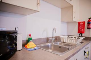 'Bohemian Deluxe' City-Center 2BR Apt, Free Parking & Balcony View - Reading - 1