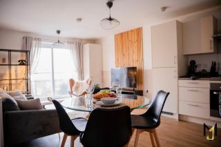 'Bohemian Deluxe' City-Center 2BR Apt, Free Parking & Balcony View - 5