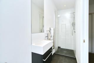 City Townhouse - 2BR Comfort, Private & Parking - 4