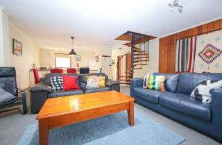 Cedar Holiday Units - Apartment 1 - Bright - 7