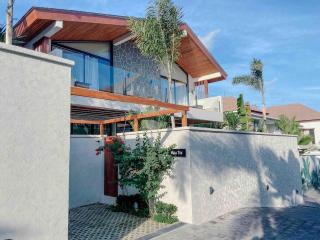 Villa Tik, Near Beach w Sunny Balcony - Canggu - 9