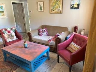 Bright & Breezy Cottage - 9