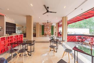 RedDoorz Premium near Paris Van Java Mall - 3