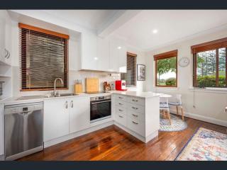 River View - Modern Living in a Vintage Apartment - 5