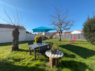 Maison avec véranda, jardin clos, 2 chambres - Proche centre et océan - FR-1-224C-338 - 2