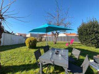 Maison avec véranda, jardin clos, 2 chambres - Proche centre et océan - FR-1-224C-338 - 1