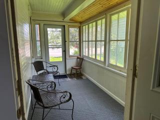 Comfy Classic Cute Apartment - Watertown - 9