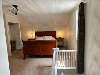 Comfy Classic Cute Apartment - Watertown - 8
