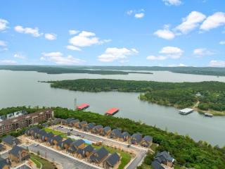 Lakefront Haven with Hot Tub and Gym - Branson - 3