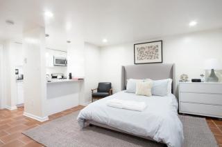 WELL-EQUIPPED STUDIO APT - WALK TO METRO SUBWAY - Washington - 7
