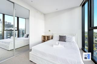 REST Melbourne Square Apartment - 4