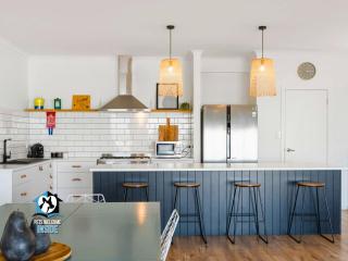 Ultimate in Middleton Coastal Style with Views Sleeps 10 - Middleton - 4