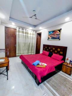 Rose Room Comfy Stay Couples & Family Friendly Close to Saket Metro station - New Delhi - 0