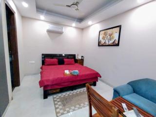 Jasmine Room Comfy Stay Couples & Family Friendly Close to Saket Metro station - 9