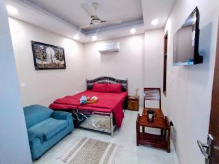Lily Room Comfy Stay Couples & Family Friendly Close to Saket Metro station ,Private bathroom external - New Delhi - 0