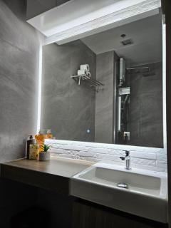 Modern Condotel 2BR near MOA - 1