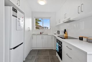 Spacious 3BRM Close to Gabba with Car Park & WiFi - 7