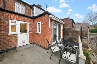 5 Bed House - Sleeps 11 - Parking - Garden - Wifi - 5