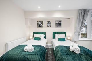 5 Bed House - Sleeps 11 - Parking - Garden - Wifi - 1