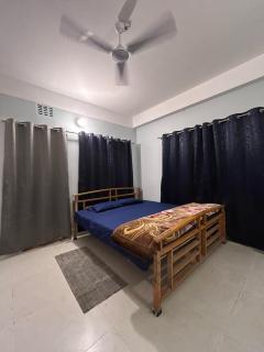 Cozy Third-Floor Room w Balcony - Siliguri - 6