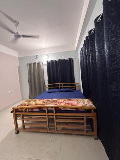 Cozy Third-Floor Room w Balcony - Siliguri - 5