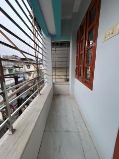 Cozy Third-Floor Room w Balcony - Siliguri - 2