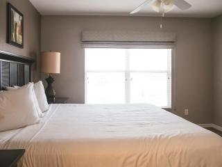 Enjoy mini golf, arcade games, and pools with Family in 2BD Orlando condo - Davenport - 3