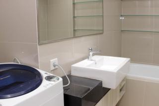 Comfortable and Spacious Studio at Azalea Suites Apartment By Travelio - Bekasi - 3