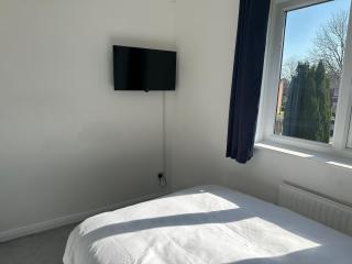 Pool&Tennis Table - Up to 40 Percent OFF Old Trafford 3 Bed - Manchester - 7