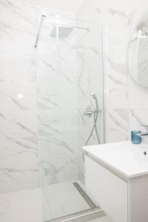 Elegant Downtown Apartment with Private Parking - 4