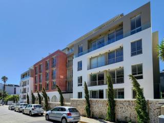Modern 2-Bedroom in Green Point with Pool & Parking - Cidade Do Cabo - 4