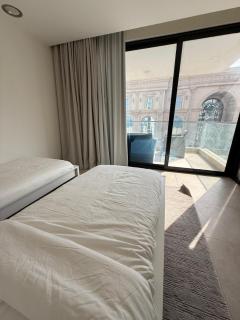 Skyview - One minute to Vendome mall - 3