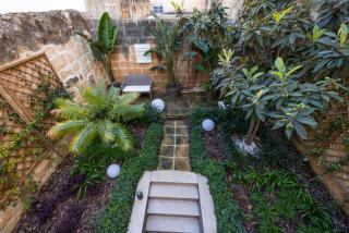 Seafront 3-Bed Palazzino with Jacuzzi, Heart of Balluta - Sliema - 5