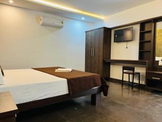 Empire One Bedroom with Common Pool - - 4