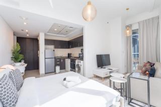 StayShort - Chic Marina-View Studio in Bay Central Marina - 2