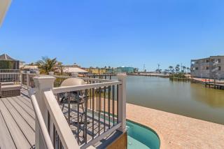 920 Bay Breeze Bungalow- Stunning Bay View Home with Heated Pool! home - Fort Myers Beach - 9