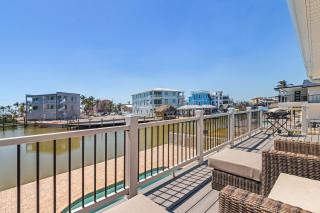 920 Bay Breeze Bungalow- Stunning Bay View Home with Heated Pool! home - Fort Myers Beach - 6