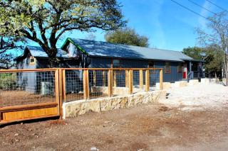 Gorgeous Medina River Cabin with a Spacious Deck Ideal for Vacations in Texas - Bandera - 0