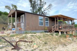 Cozy Hillside Texas Hill Country Cabin for Romantic Getaways near San Antonio - Kerrville - 0