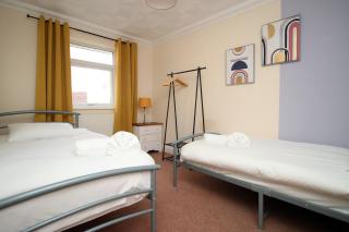 3 Bed with Free Parking - Merriotts 1 by Tŷ SA - 3